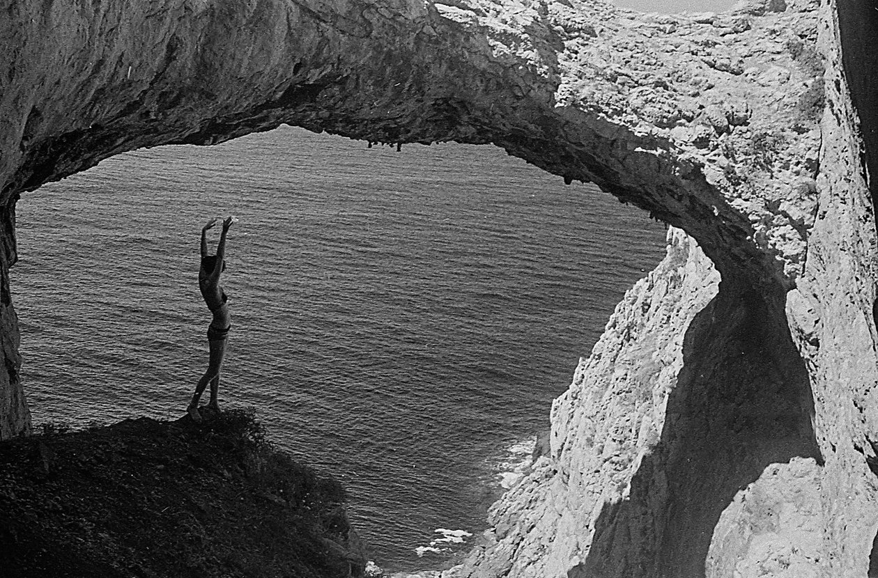 Banhista numa gruta em Capo Zafferano de Fosco Maraini