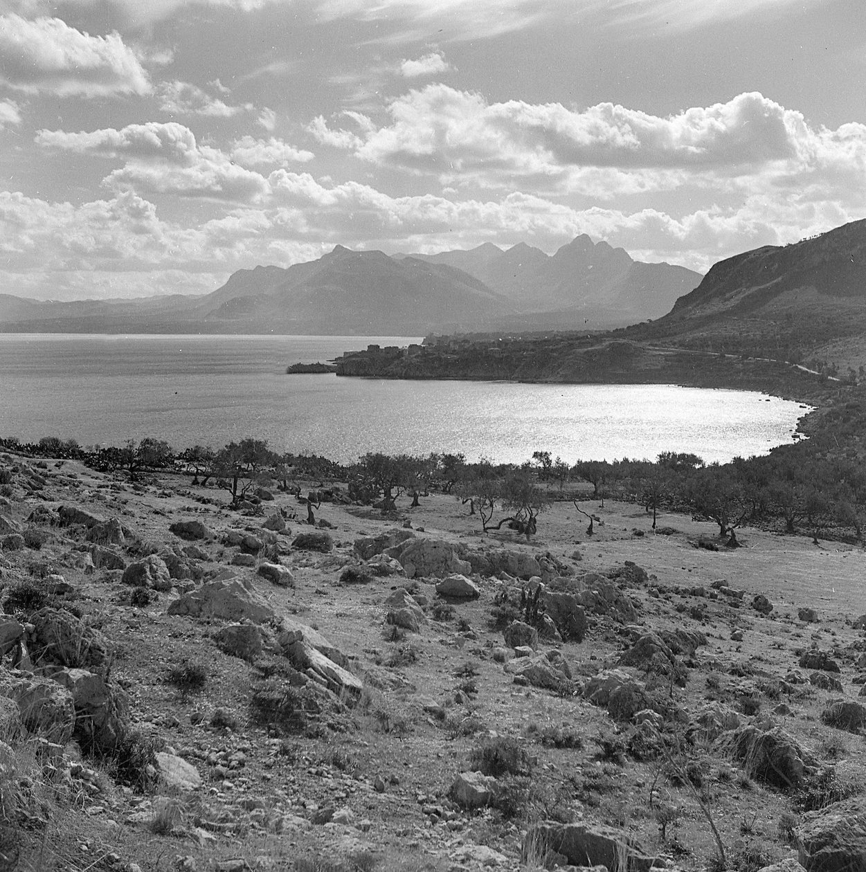 Paisagem costeira Siciliana de Fosco Maraini