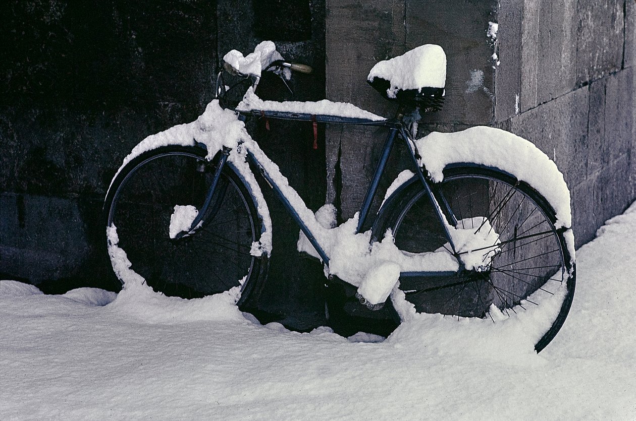 Andar de bicicleta na neve, Florença de Fosco Maraini