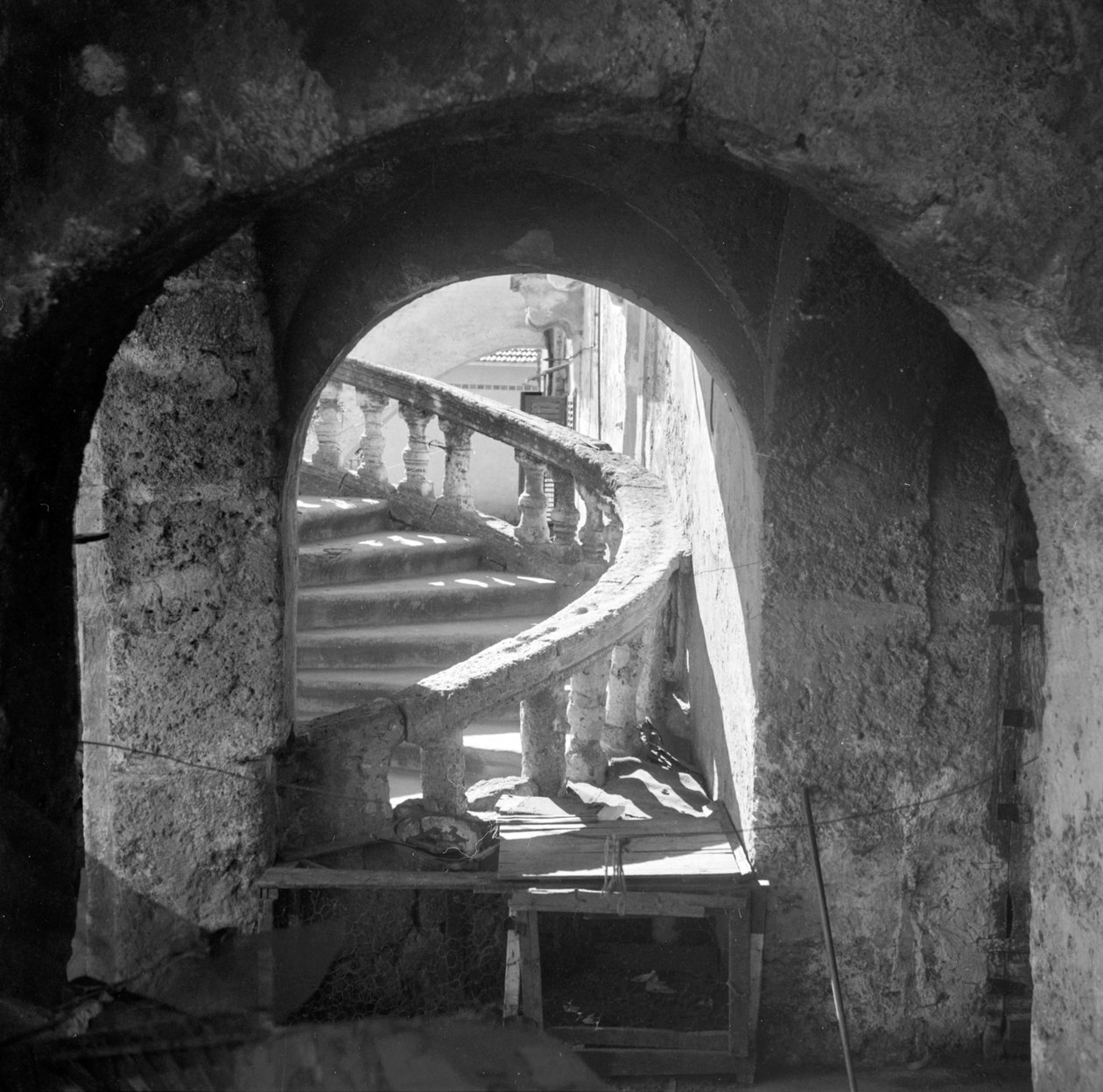 Pormenor da escadaria de uma moradia em Palermo de Fosco Maraini