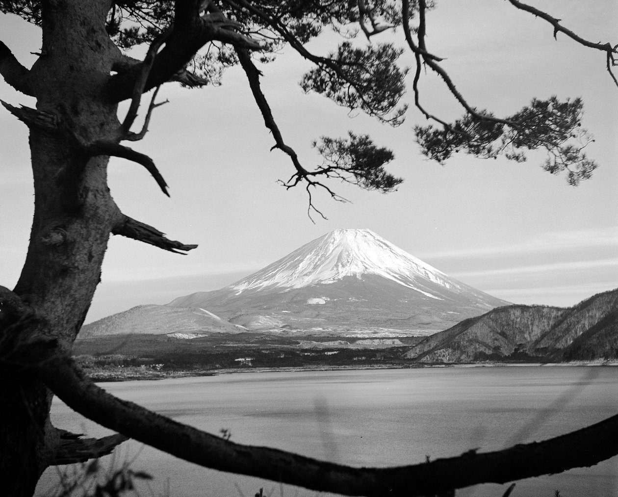 Monte Fuji, a partir do lago Motosu de Fosco Maraini