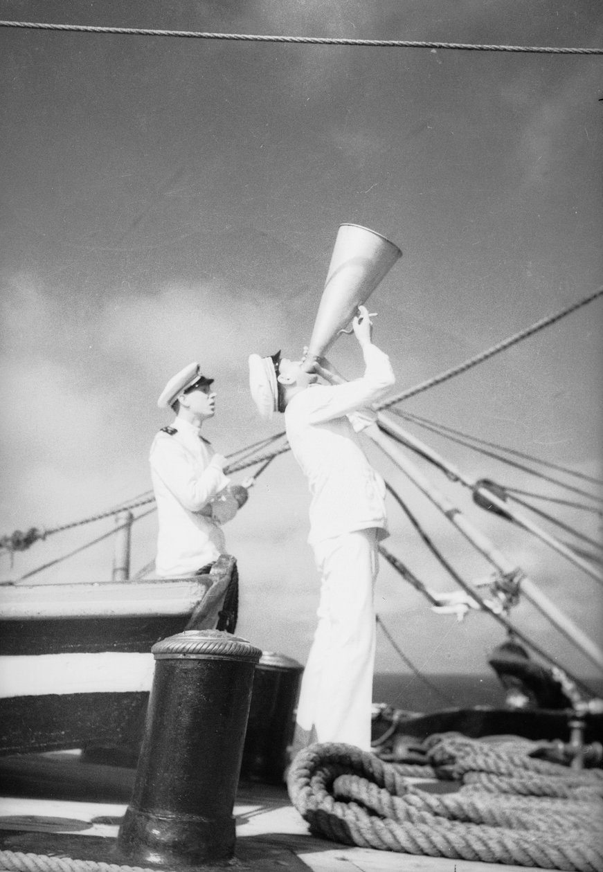 No navio-escola Amerigo Vespucci: cadetes com megafone de Fosco Maraini