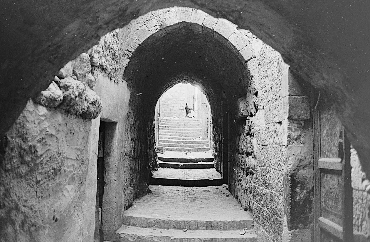 Estrada nos souks da Cidade Velha de Jerusalém de Fosco Maraini