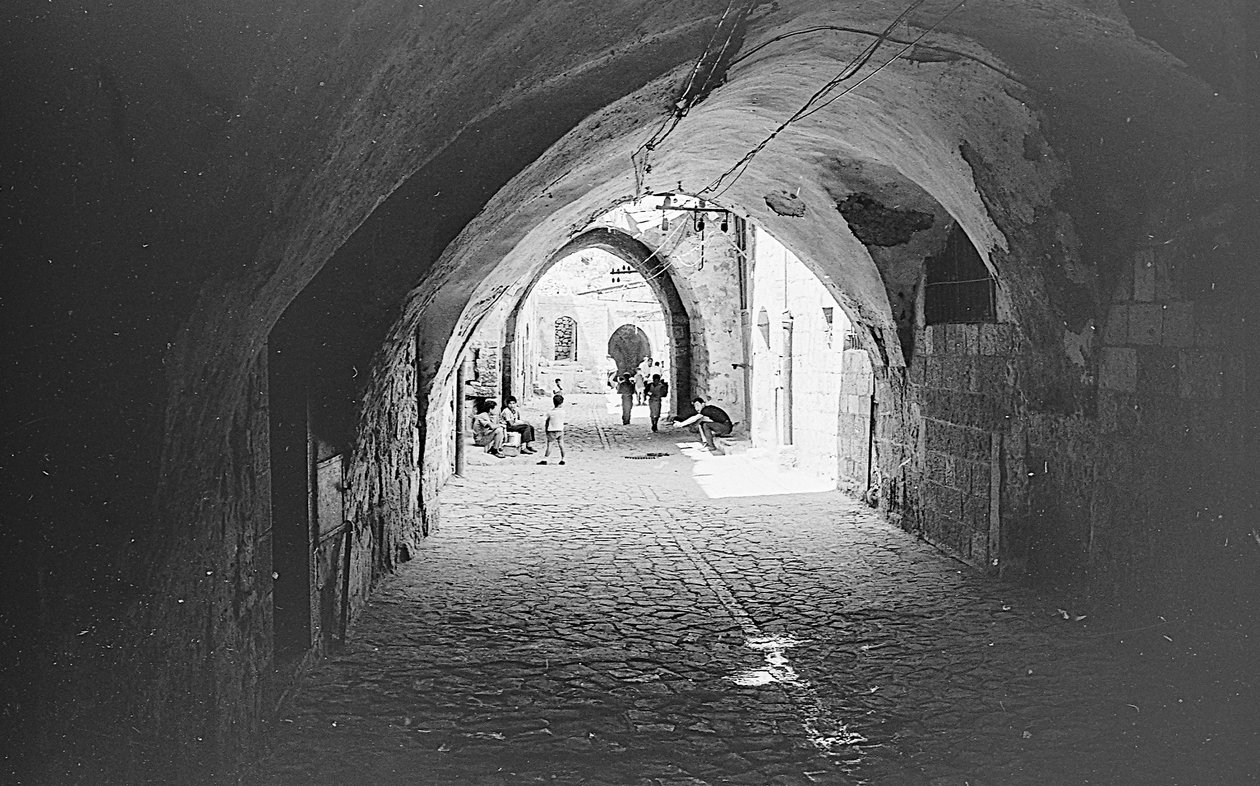 Estrada nos souks da Cidade Velha de Jerusalém de Fosco Maraini