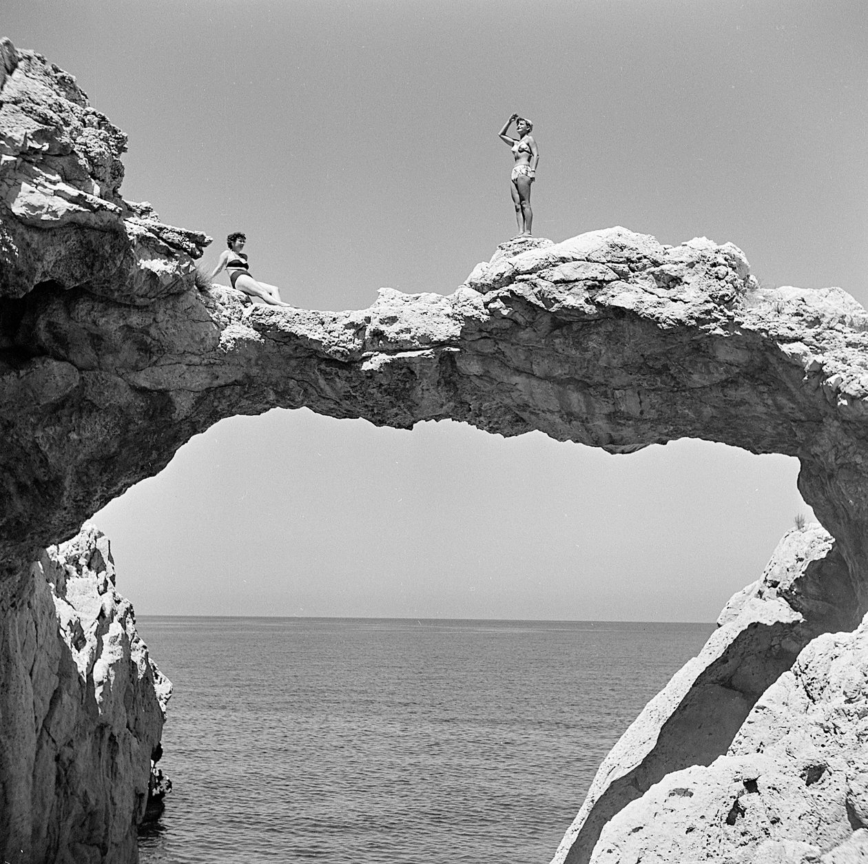 Arco de pedra sobre o mar em Aspra de Fosco Maraini
