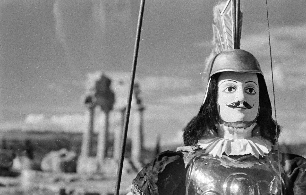 Marioneta siciliana. Em segundo plano, o Templo de Castor e Pólux ou Castor e Pólux no Vale dos Templos em Agrigento de Fosco Maraini