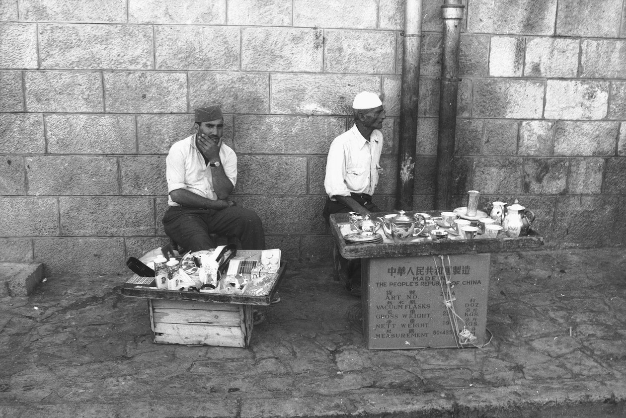 Vendedores ambulantes numa rua de Jerusalém de Fosco Maraini