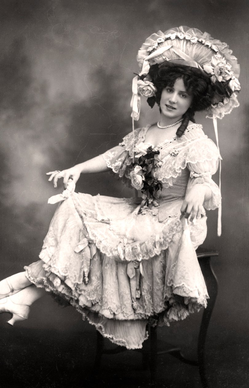 Fanny Dango 1878-1972, cantora e dançarina, início do século XX. de Foulsham and Banfield