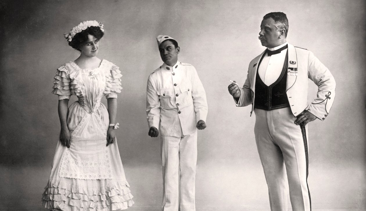 Florence Jameson, Reginald Switz e Alfred Clarke em uma cena de The Blue Moon, século XX. de Foulsham and Banfield