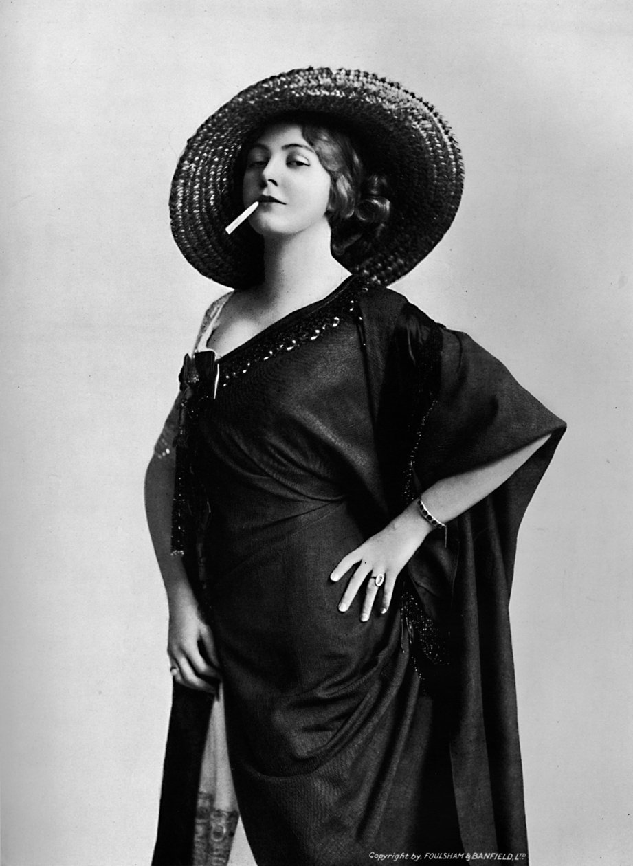 Mulher fumando, 1917 de Foulsham and Banfield