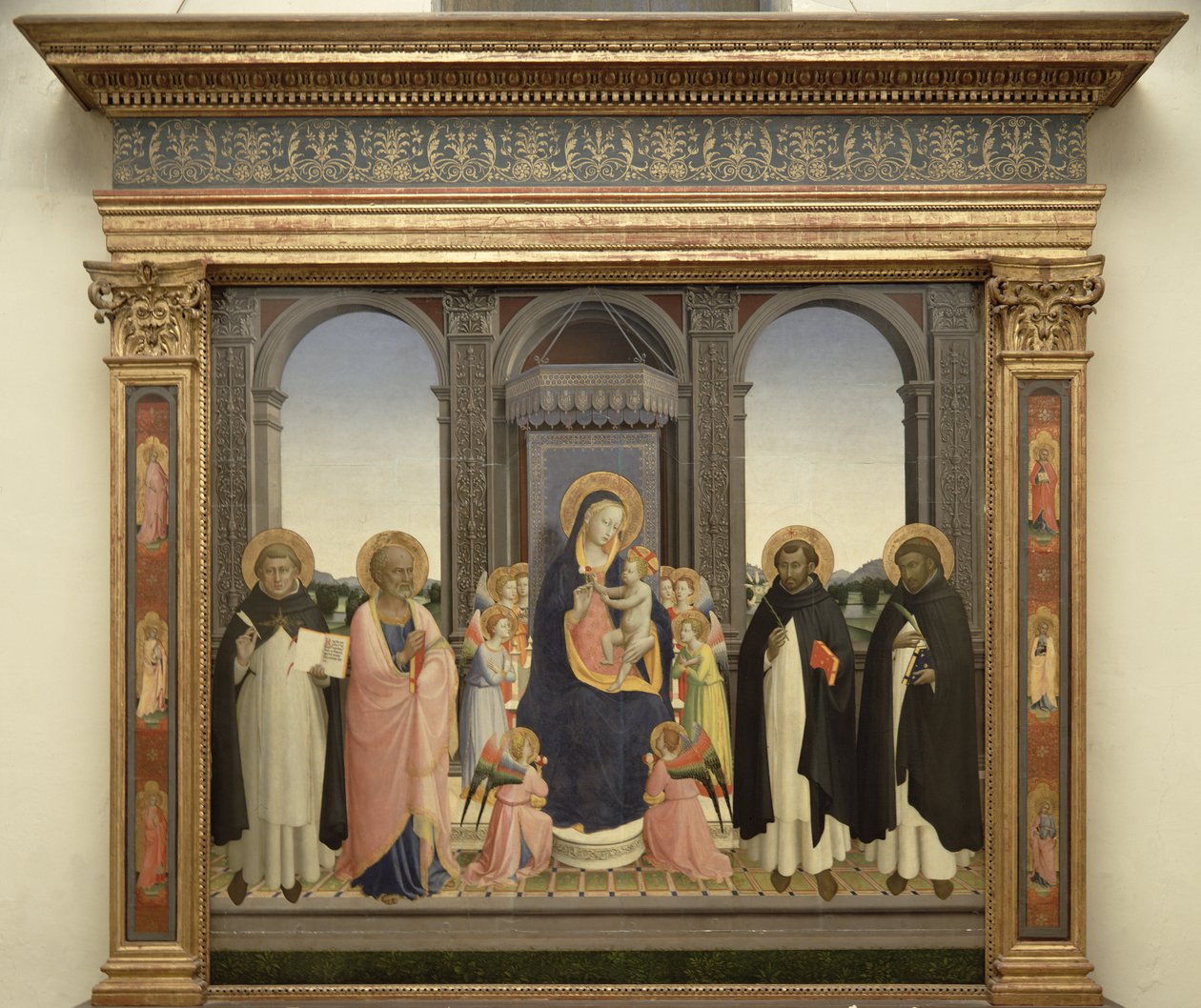 Virgem e Menino entronizados com Anjos e São Tomás de Aquino, São Barnabé, São Domingos e São Pedro Mártir, c.1422 (têmpera no painel) (ver 238446 e 43913) de Fra Angelico
