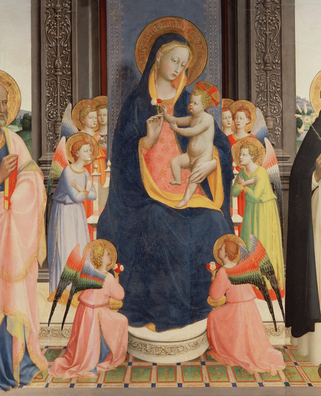Detalhe do Politico Di San Domenico mostrando a Virgem e o Menino entronizado com Oito anjos, c.1422 (têmpera no painel) (ver também 43912, 238446) de Fra Angelico