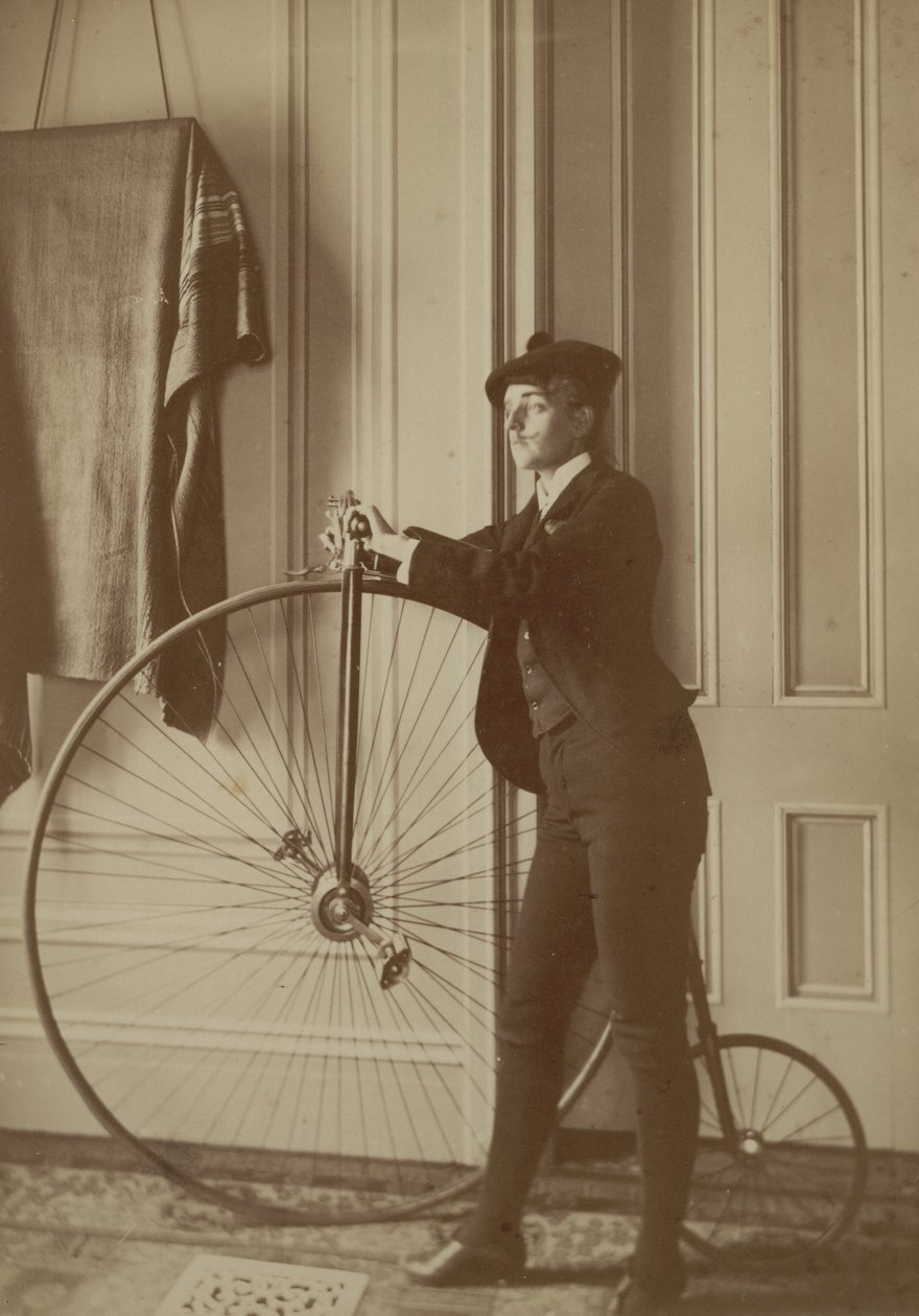 Dentro de casa com uma bicicleta Penny Farthing Bicycle, c.1890 (foto sépia) de Frances Benjamin Johnston