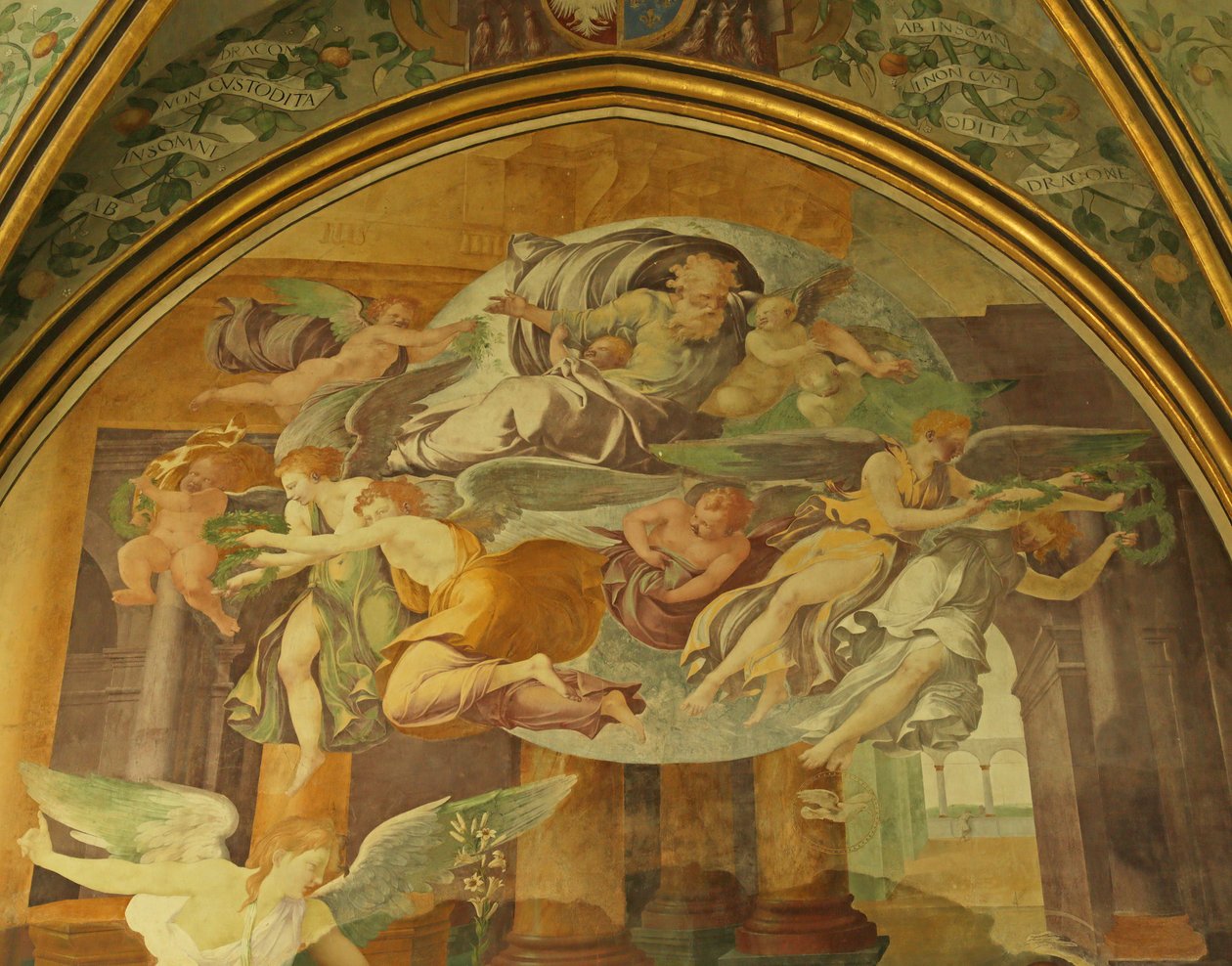 A parede oeste da capela Rayonnant da Abadia, detalhe acima da Anunciação de Francesco Primaticcio