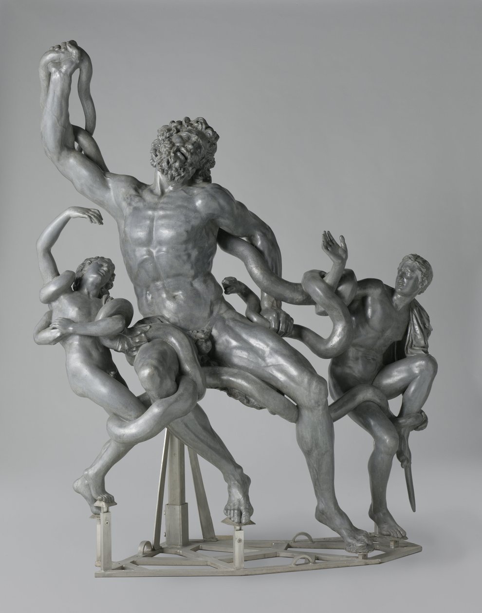 O sacerdote troiano Laocoön e seus filhos lutam, sem sucesso, contra o poder estrangulador de duas cobras marinhas de Francesco Righetti