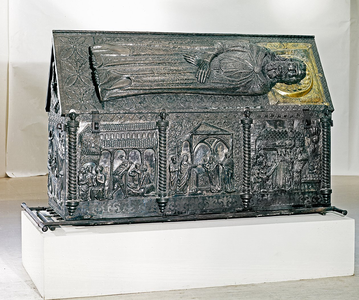 Caixão contendo os restos mortais de São Simeão, encomendado por Elizabeth, esposa do rei Ludwig I de Anjou, 1377-80 (prata dourada) de Francesco da Milano