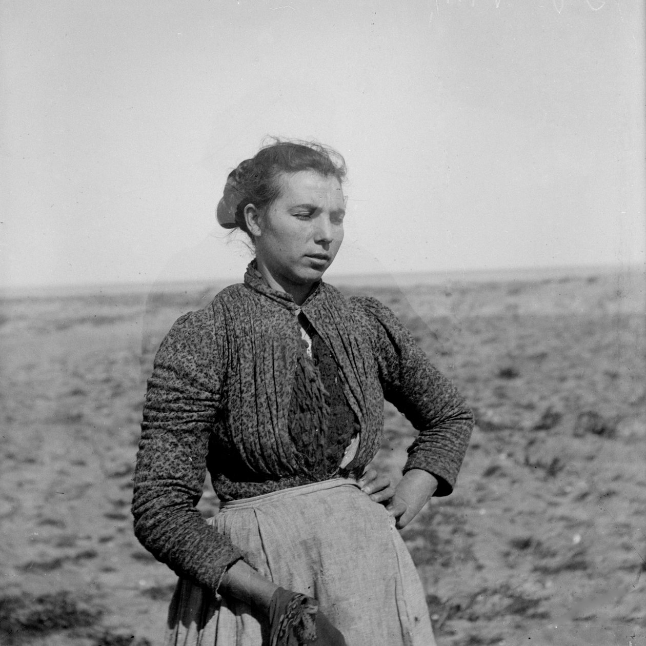 Retrato de um jovem camponês com vestuário tradicional, Abruzzo, Itália, c.1900 (fotografia a preto e branco) de Francesco Paolo Michetti