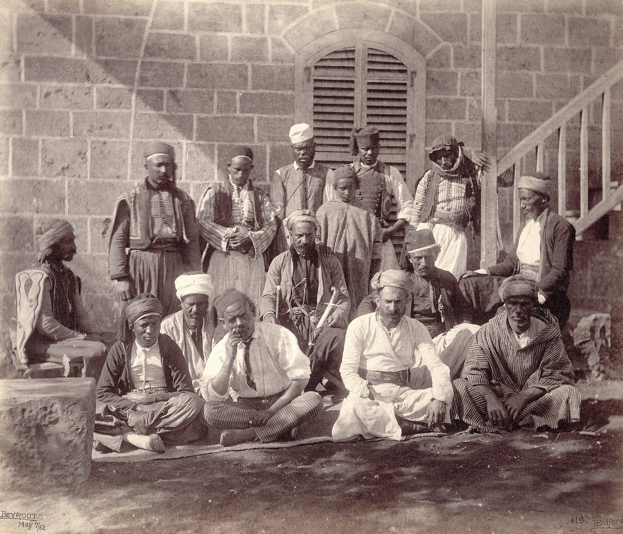 Grupo de quinze assistentes de acampamento para o partido do Príncipe de Gales em Beirute, 1862 de Francis Bedford