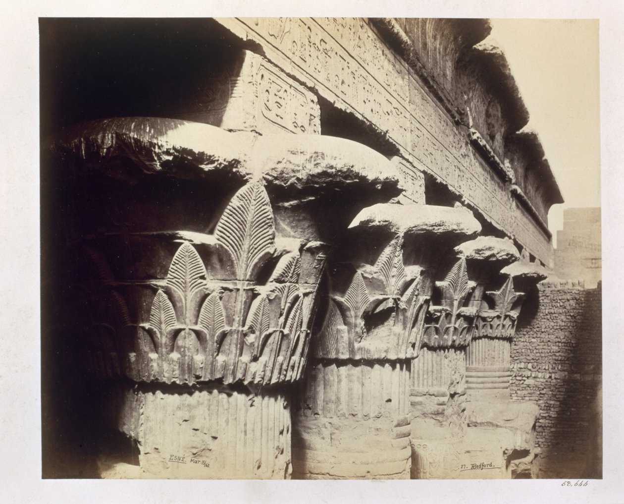 As Capitais do Pórtico, Templo de Khnum, Esna, 1862 (foto sépia) de Francis Bedford