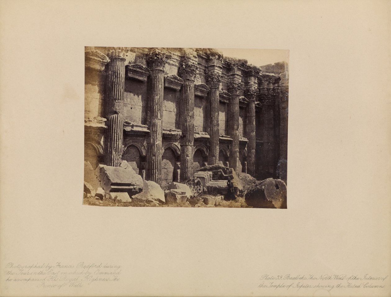 Baalbek - A parede norte do interior do Templo de Júpiter, mostrando as colunas caneladas de Francis Bedford