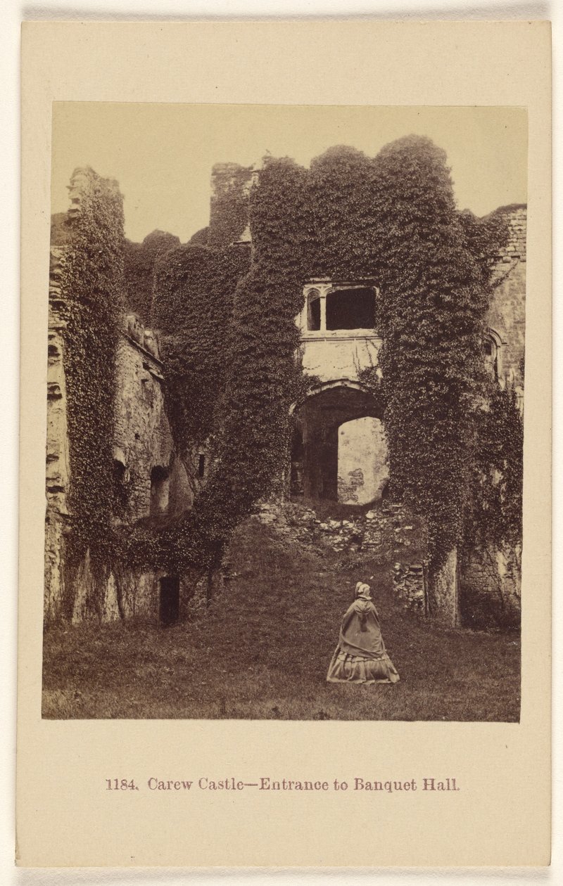 Carew Castle - Entrada para o salão de banquetes. de Francis Bedford