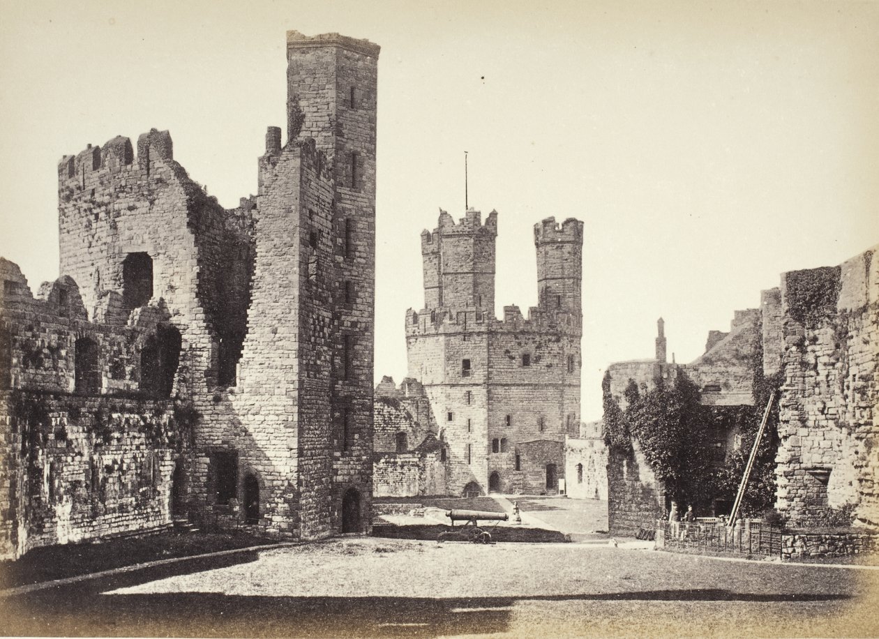 Castelo de Carnarvon, interior, vista em direção à Torre da Águia de Francis Bedford