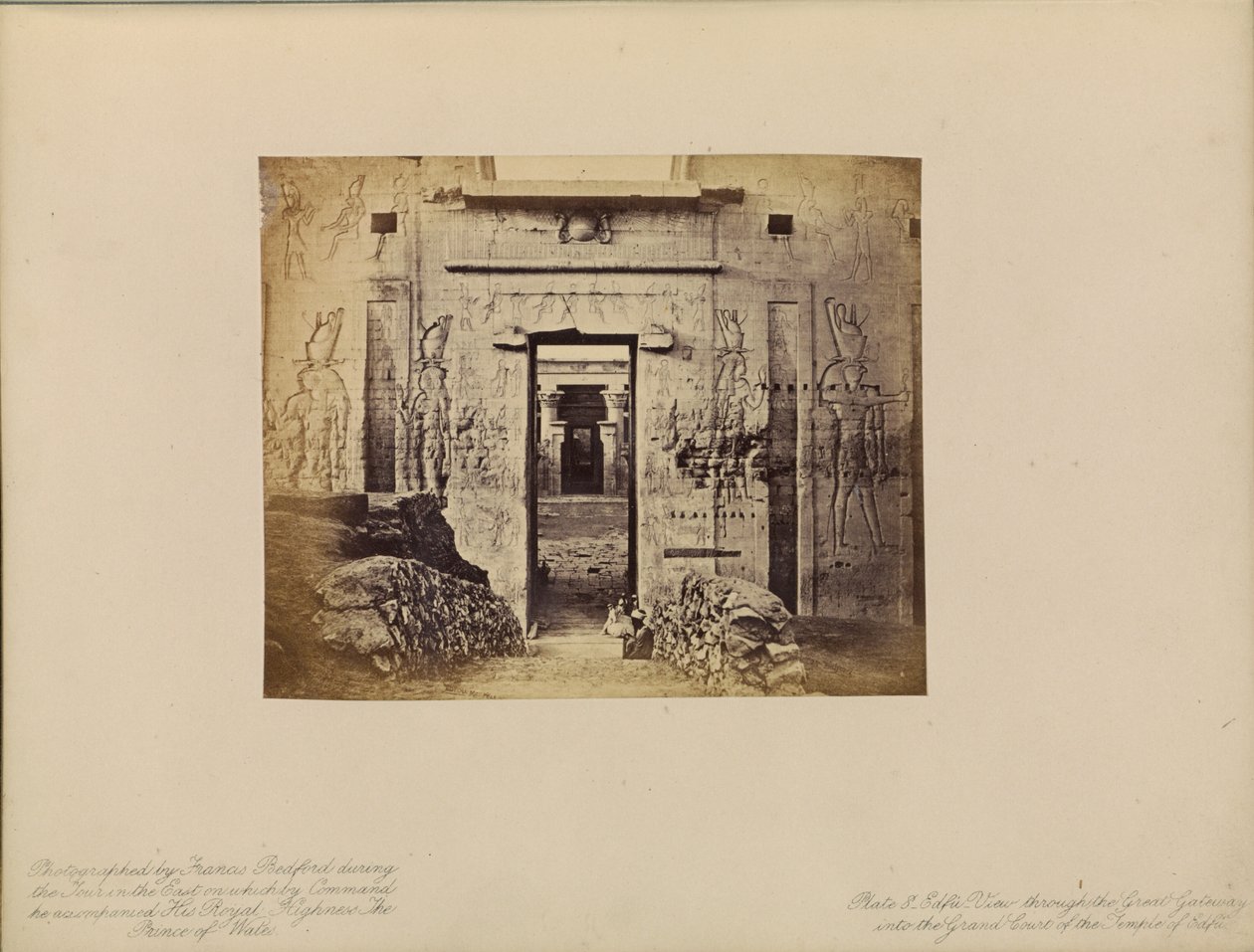 Edfû - Vista através da grande porta de entrada para o grande pátio do Templo de Edfû de Francis Bedford