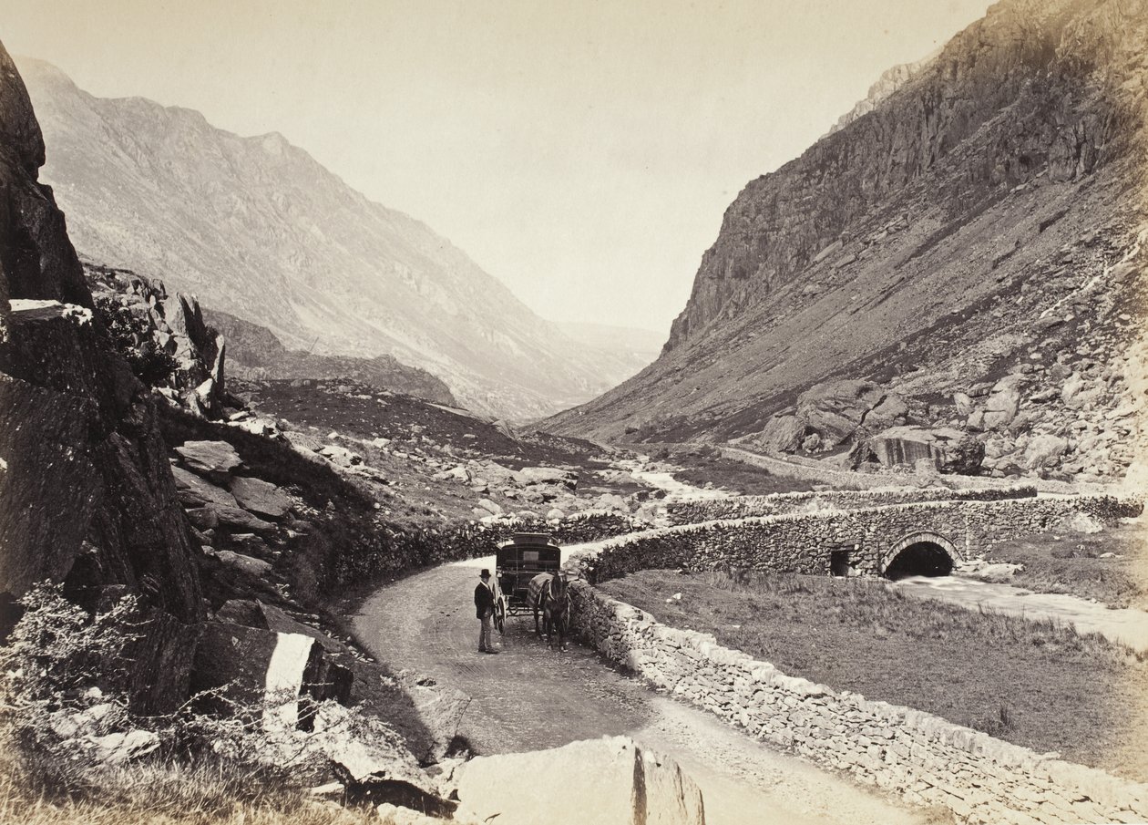 Llanberis, a passagem, vista de cima da ponte, n.º 2. (524) de Francis Bedford