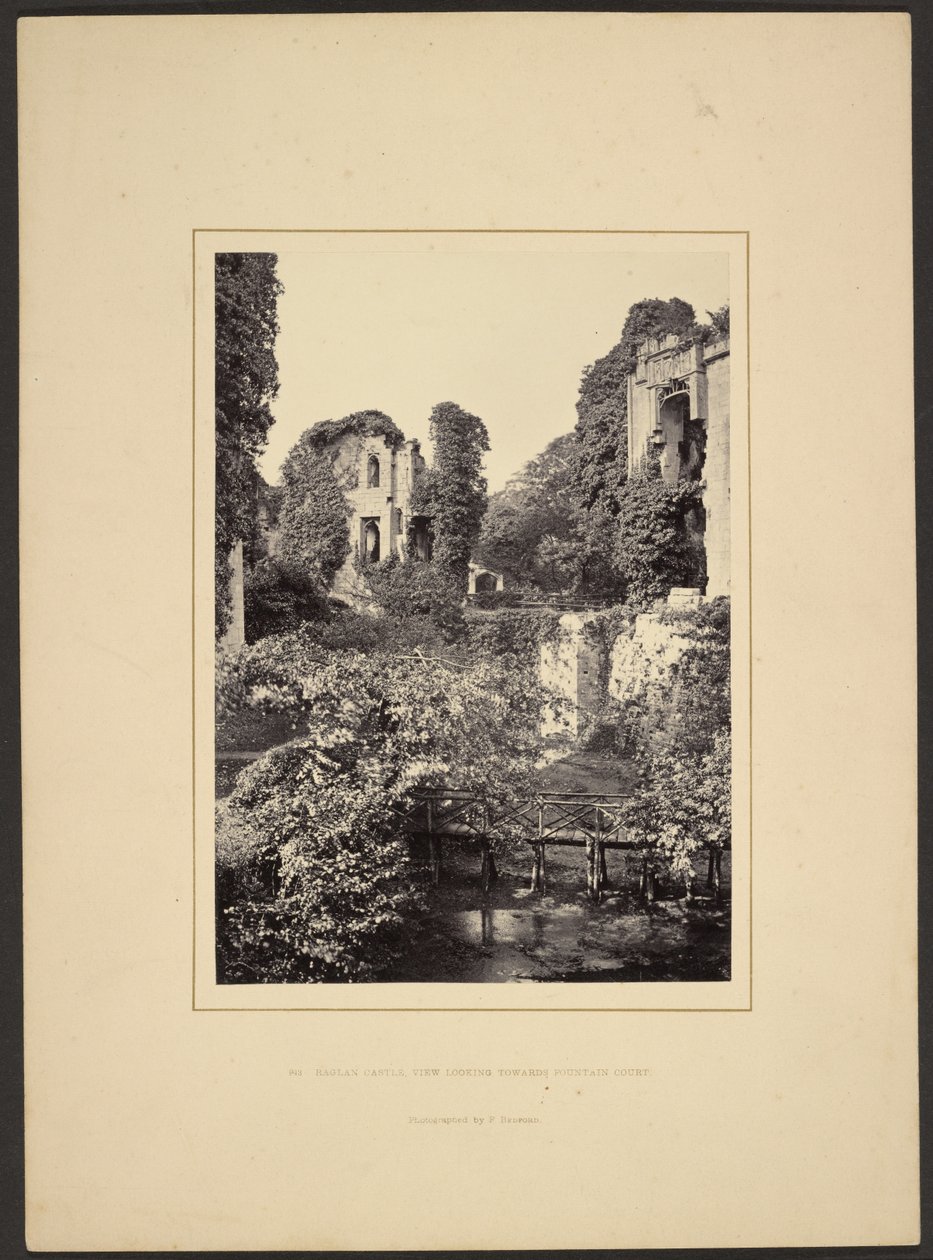 Castelo de Raglan, vista em direção a Fountain Court de Francis Bedford