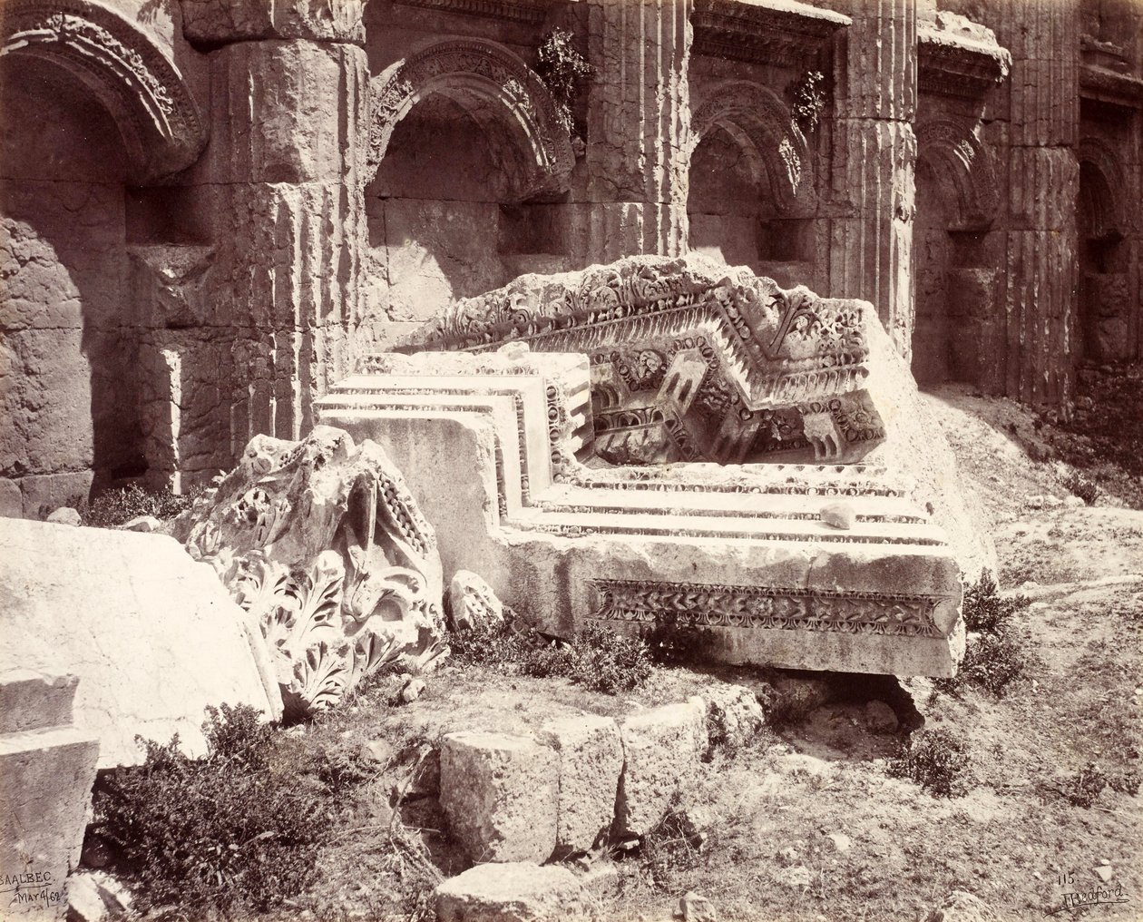 Vestígios esculpidos no Templo de Júpiter, Baalbek de Francis Bedford