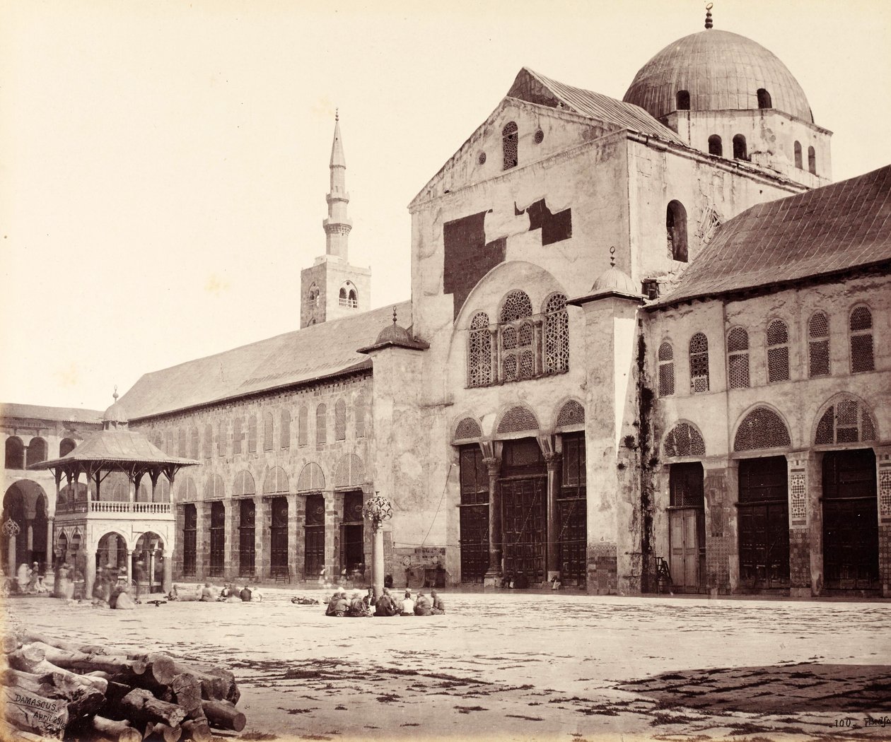 Lado da Grande Mesquita (Mesquita Umayyad), vista para norte, Damasco de Francis Bedford