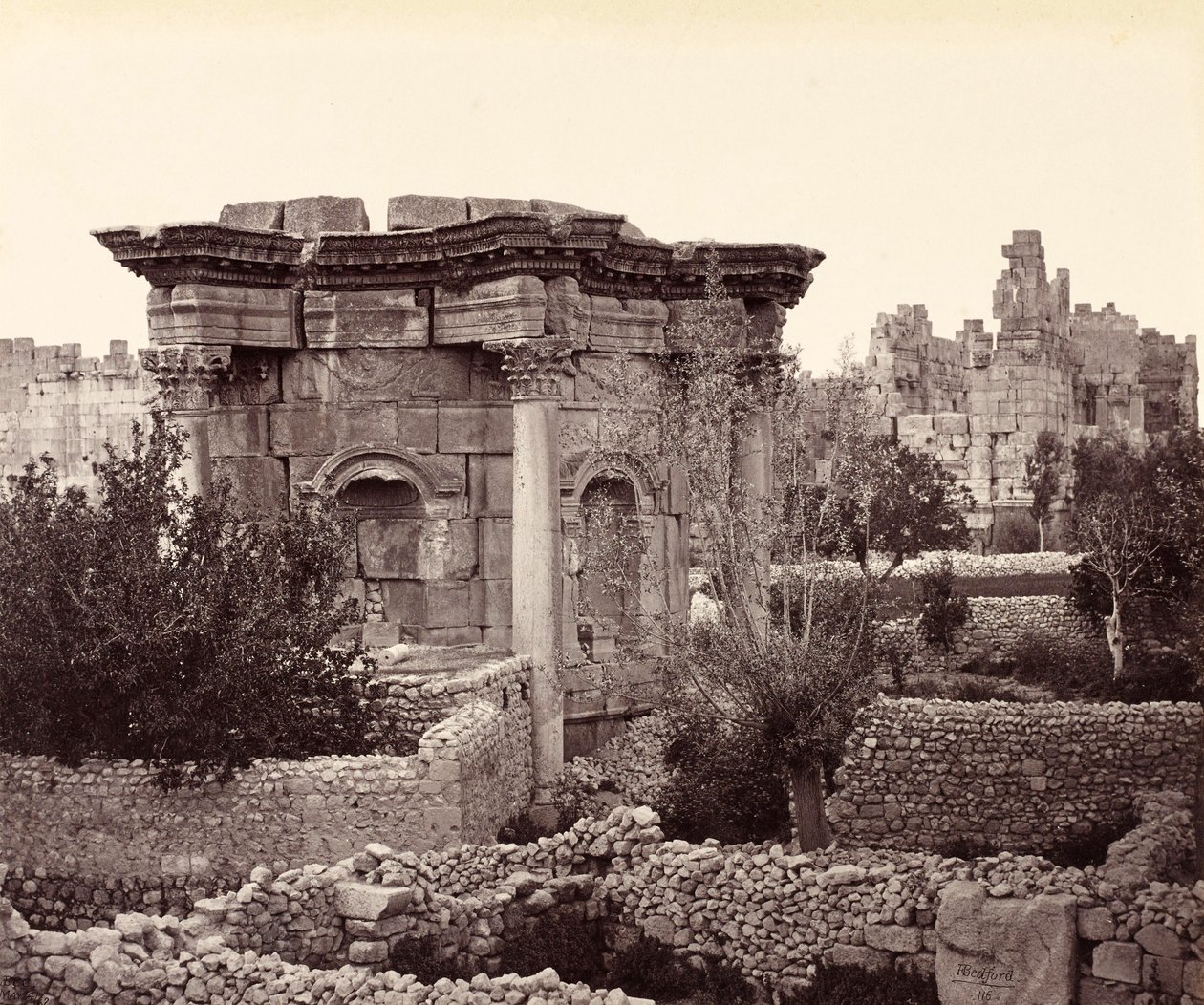 O Templo Circular (Templo de Vénus), Baalbek de Francis Bedford