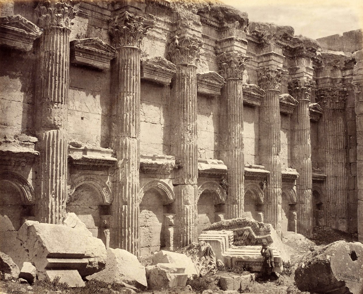 Parede norte do interior do Templo de Júpiter, mostrando as colunas caneladas, Baalbek de Francis Bedford