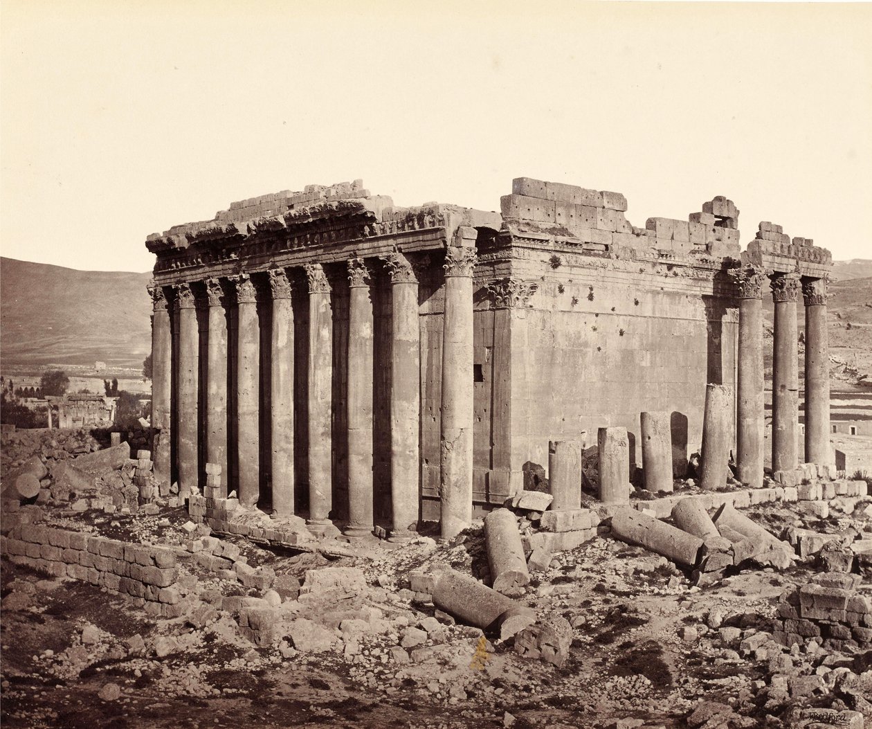 O Templo de Júpiter, Baalbek, visto do noroeste de Francis Bedford