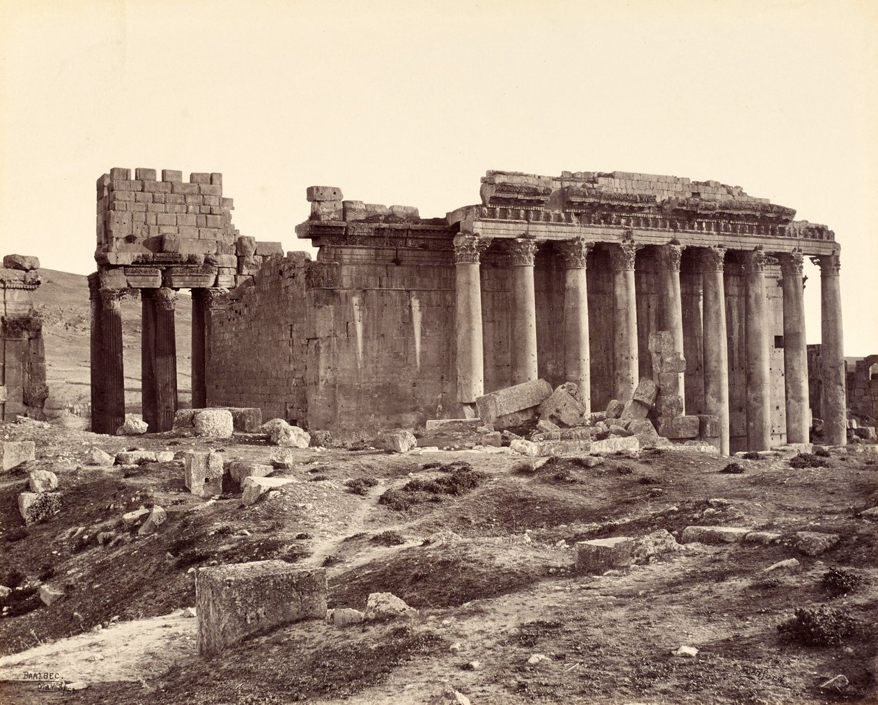O Templo de Júpiter, visto do nordeste, Baalbek de Francis Bedford