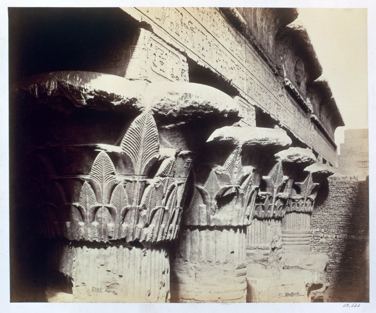 As capitais do pórtico, Templo de Khnum, Esna, Egito, 1862 de Francis Bedford