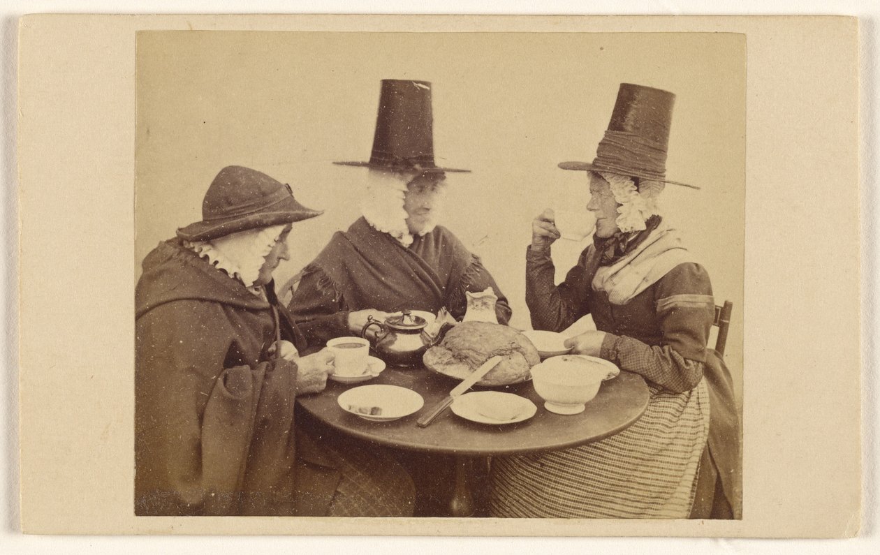 [Três senhoras galesas sentadas a uma mesa a tomar chá] de Francis Bedford