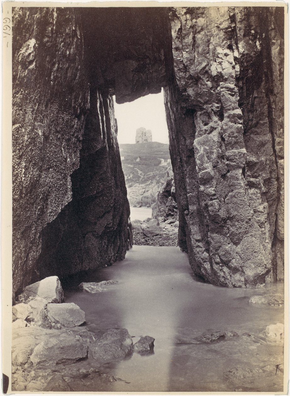 Vista através de rochedos de uma torre numa colina de Francis Bedford