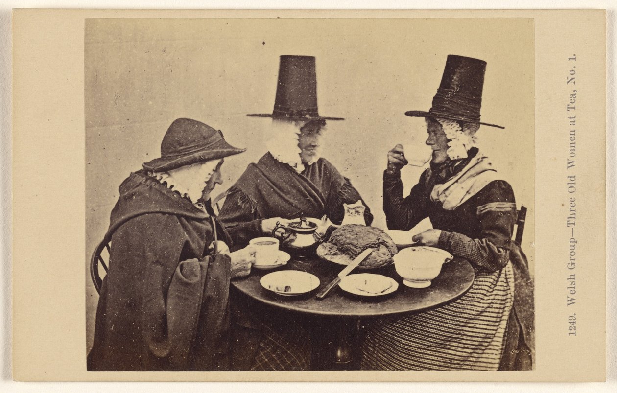 Grupo galês - Três mulheres idosas a tomar chá. N.º 1. de Francis Bedford