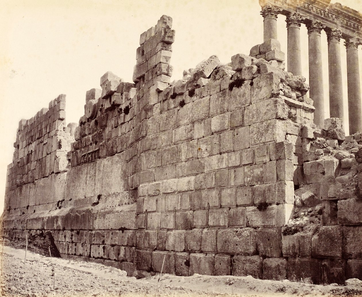 Extremidade ocidental da parede exterior do Templo do Sol, Baalbek de Francis Bedford