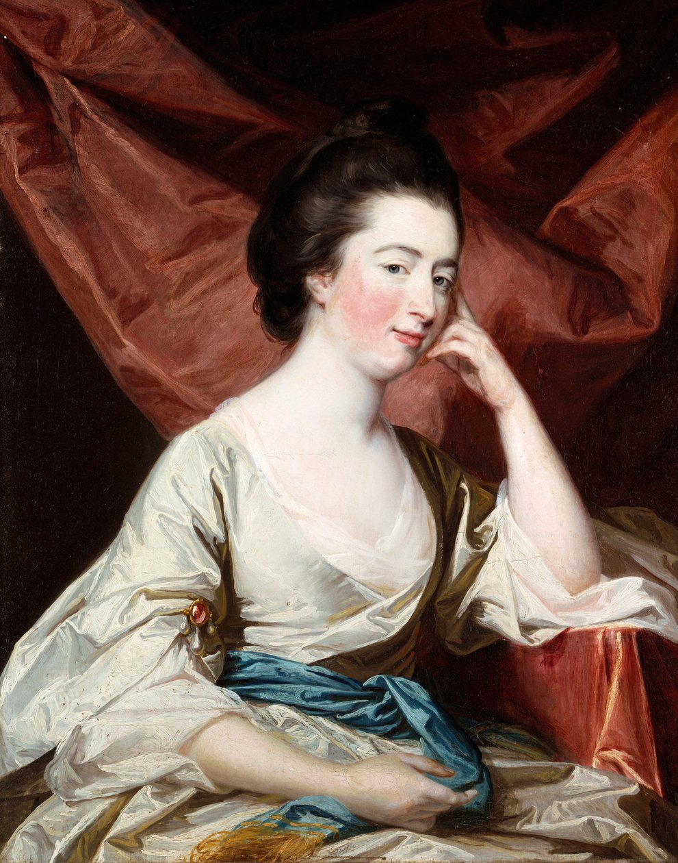 Retrato de uma senhora em um vestido branco e faixa azul de Francis Cotes