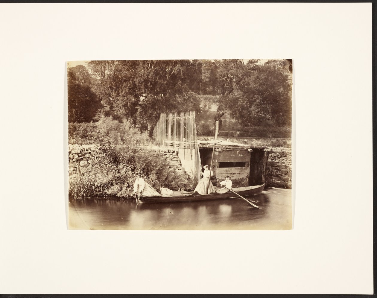 [Mulheres a andar de barco]. de Francis Edmond Currey