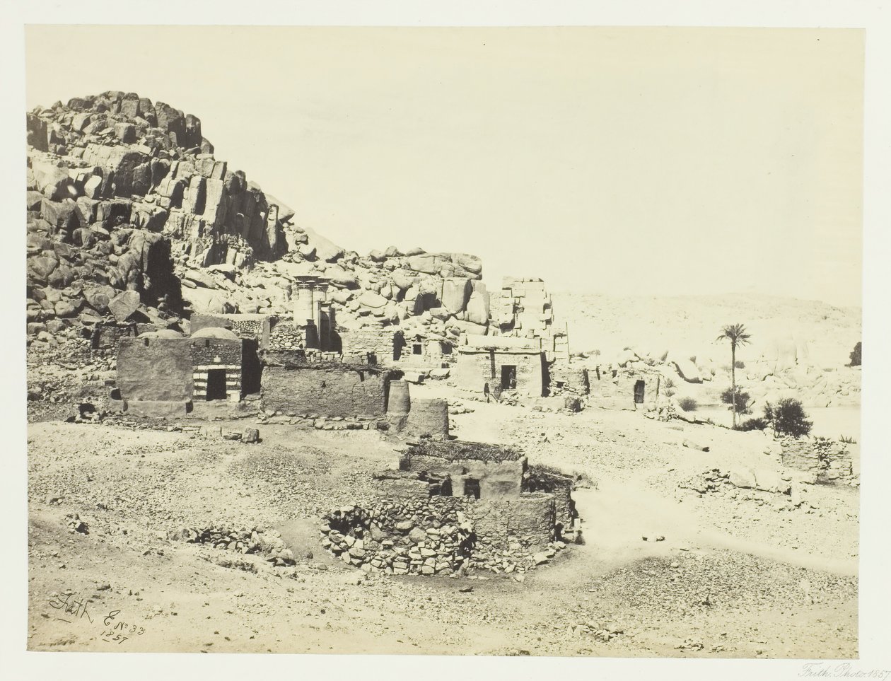 Antiguidades em Biggeh, Opposite Philæ, 1857. de Francis Frith