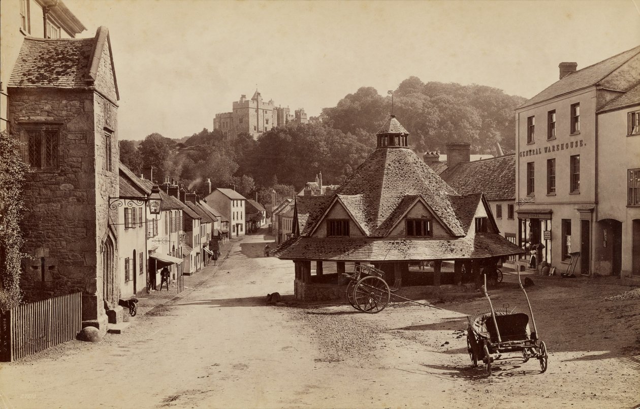 Mercado coberto e castelo de Dunster de Francis Frith
