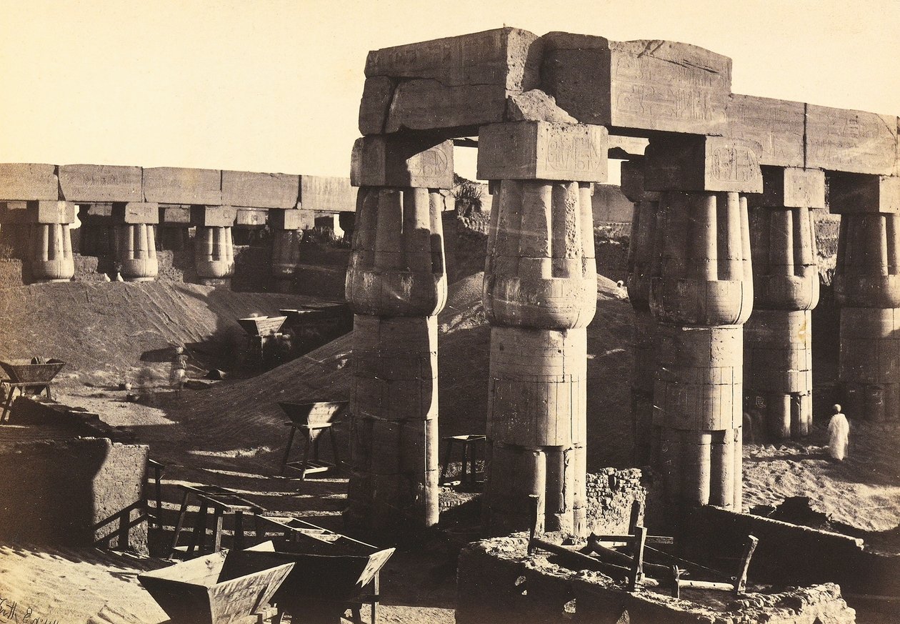 "Egito e Palestina": colunata do pátio do festival de Amenhotep III no templo de Luxor (El-Uqsor), Egito de Francis Frith