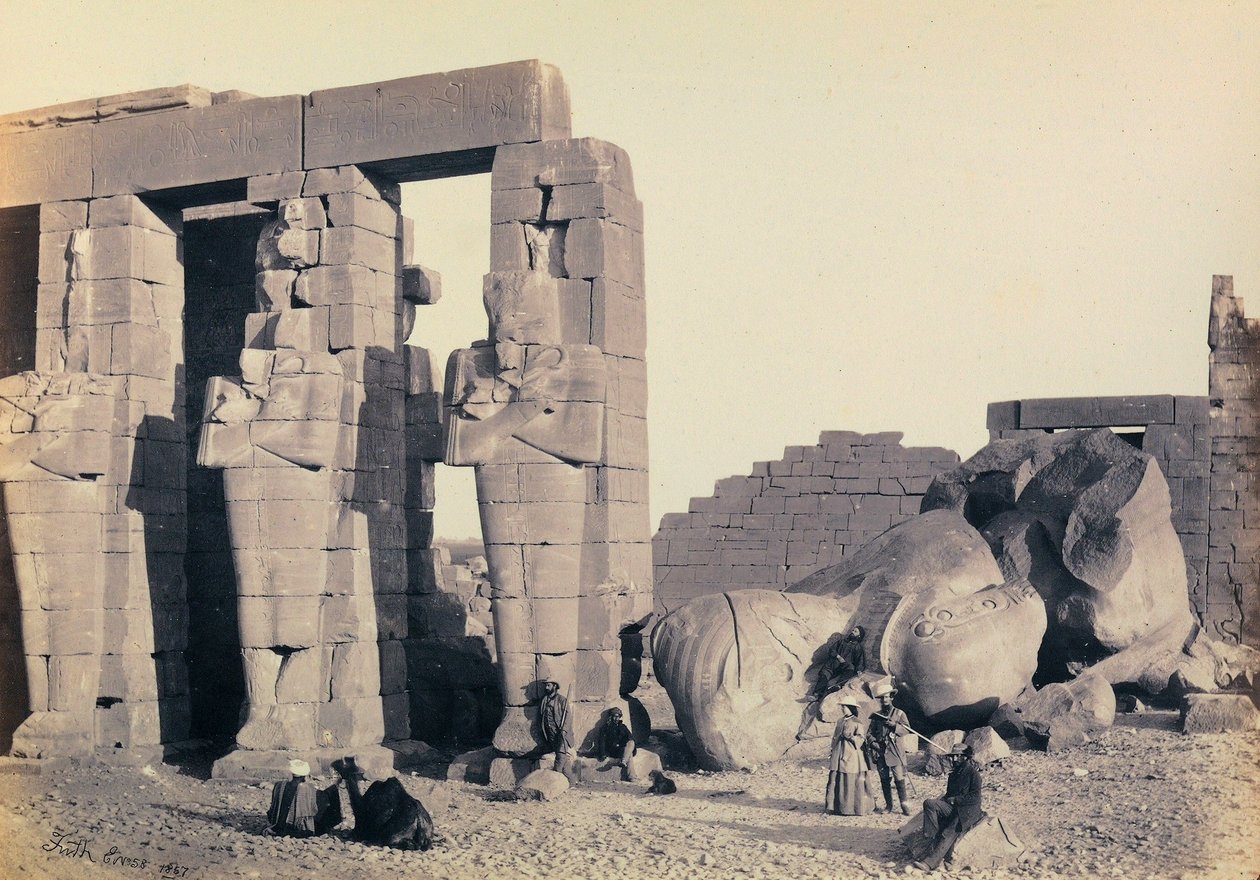"Egito e Palestina": detalhe das pilastras osirianas de Ramesseum, templo funerário de Ramsés II, Tebas de Francis Frith