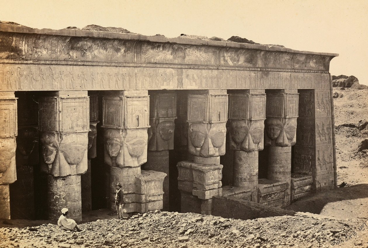 "Egito e Palestina": fachada dos pronaos do templo da era romana dedicada à deusa Hathor em Dandara, no Alto Egito de Francis Frith