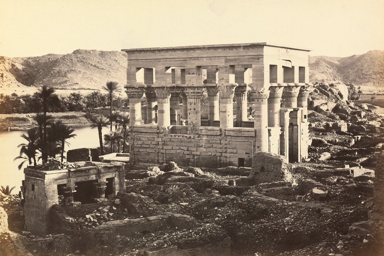 "Egito e Palestina": pavilhão de Trajano no monumental complexo de Filae, Ilha de Agilkia, arredores de Assuan, Egito de Francis Frith
