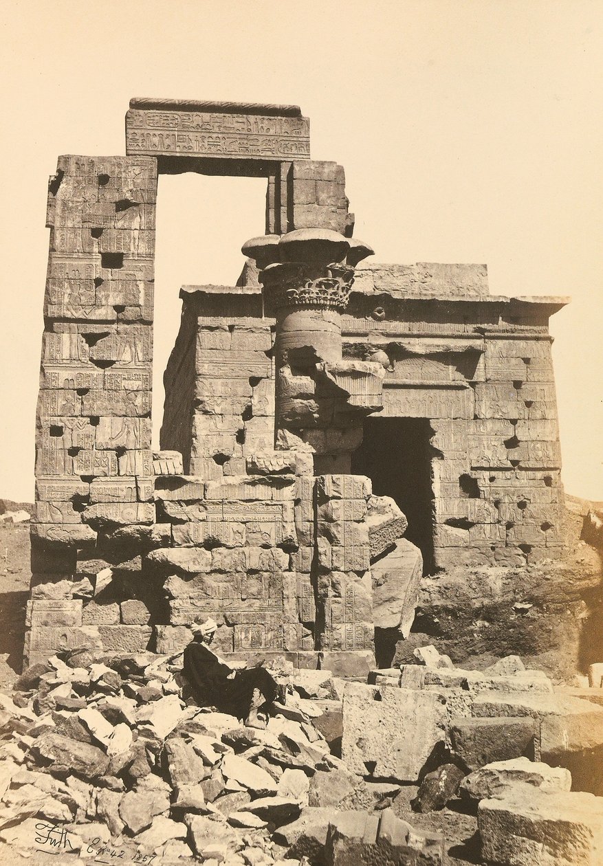 "Egito e Palestina": ruínas da cidade de Hermonthis com o templo de Cleópatra em Erment, perto de Tebas, no Alto Egito. de Francis Frith