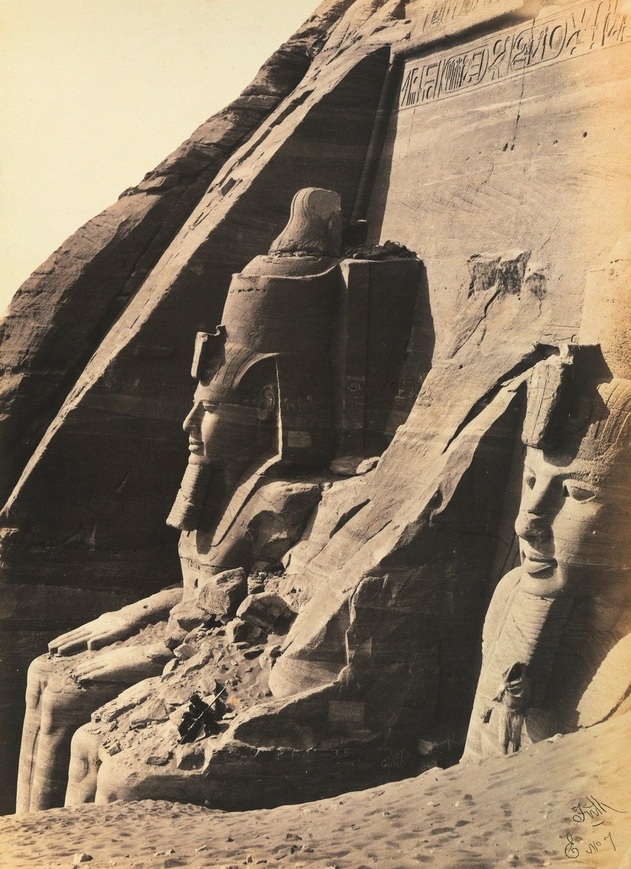 "Egito e Palestina": os colossi de Ramsés II no lado esquerdo da fachada do Grande Templo de Abu Simbel, na Baixa Núbia, Egito de Francis Frith